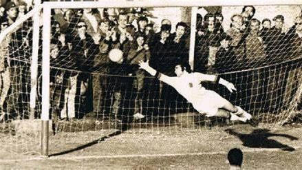 Alberto Parsechián volando de palo a palo.