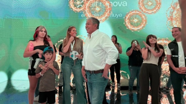 El gobernador Rolando Figueroa en el stand de la cooperativa CALF.