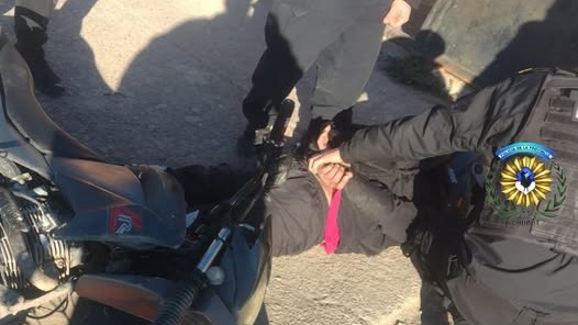 El individuo es llevado detenido.