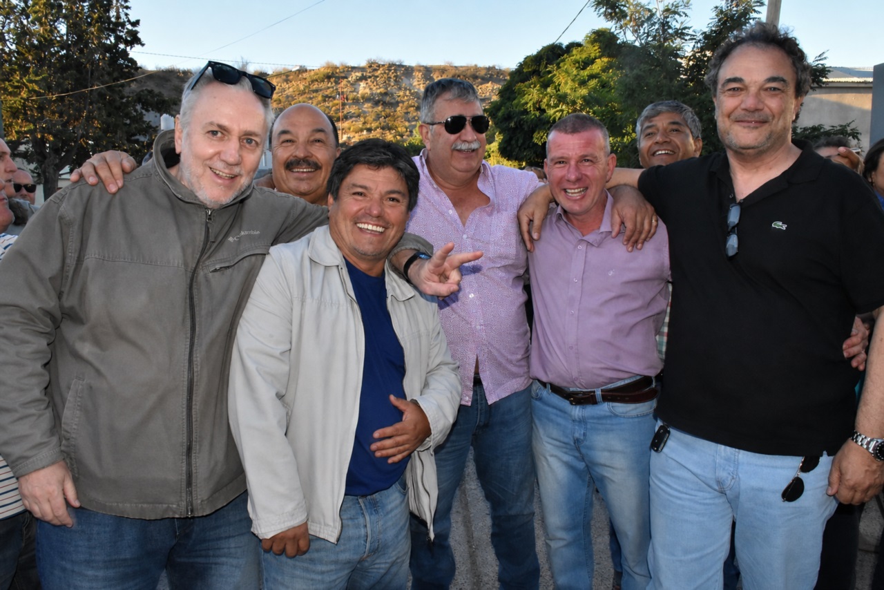 James junto a dirigentes de Luz y Fuerza y de la Fundación Patagonia Tercer Milenio.