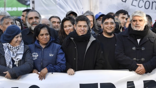 En la peregrinación por San Cayetano, Kicillof criticó al Gobierno por la ley de propiedad privada.