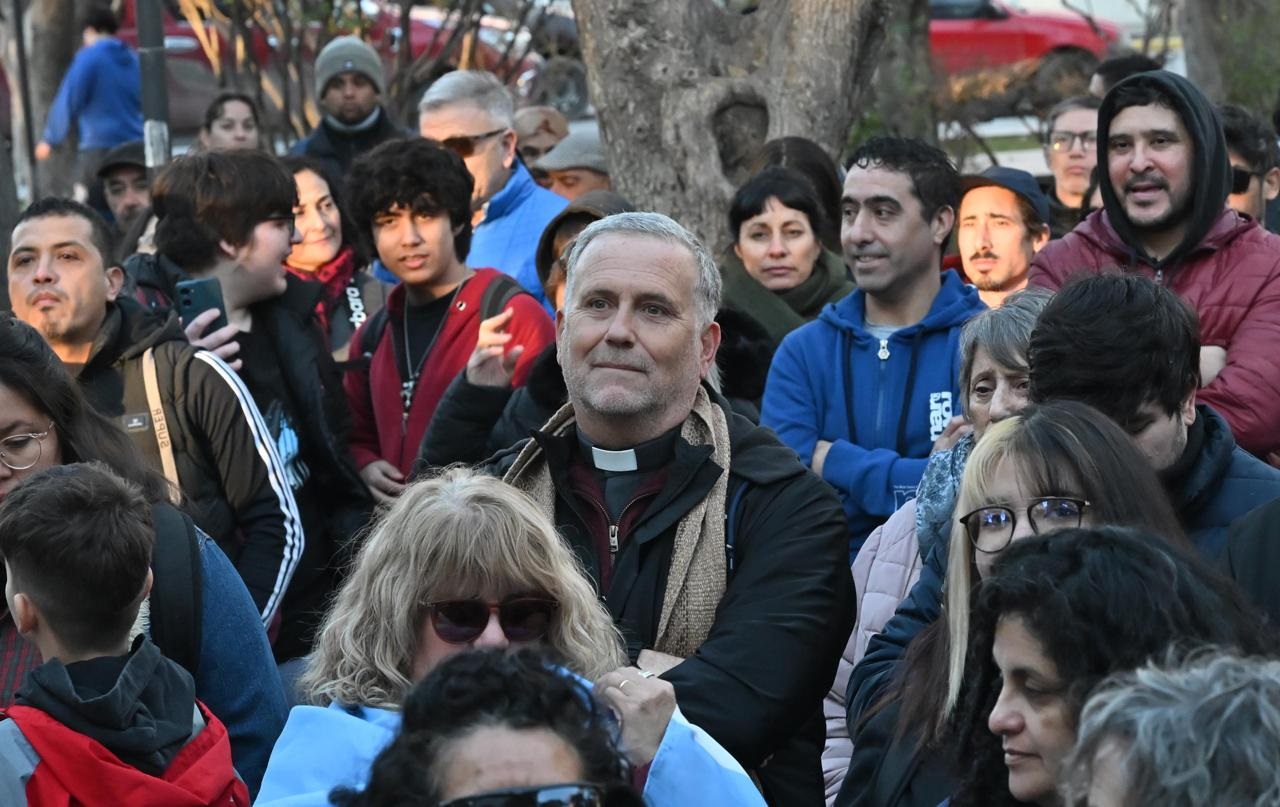 Monseñor "Chobi" Álvarez, mezclado entre la gente que protestó contra Milei en Trelew.