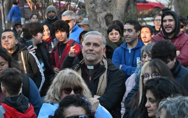 Monseñor "Chobi" Álvarez, mezclado entre la gente que protestó contra Milei en Trelew.