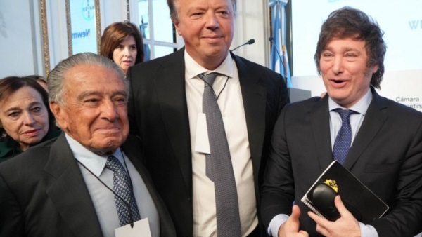 Eduardo Eurnekian, Juan Napoli y el presidente Javier Milei en el Consejo de las Américas.