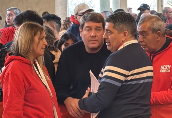 Biss junto al dirigente Guajardo y la diputada Tamame, durante la Convención en Esquel..