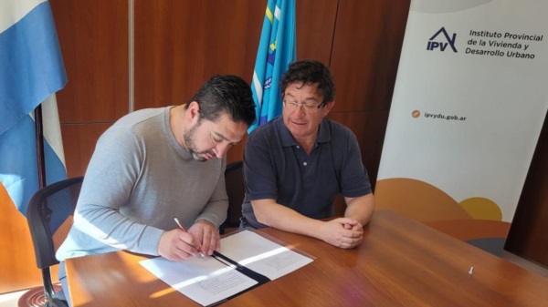 Asensio y Bowman en la firma.