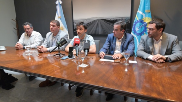 Nacho Torres anunciando la intervención de la Cooperativa de Rawson en 2024. A la izquierda, el influyente Alfonsín.