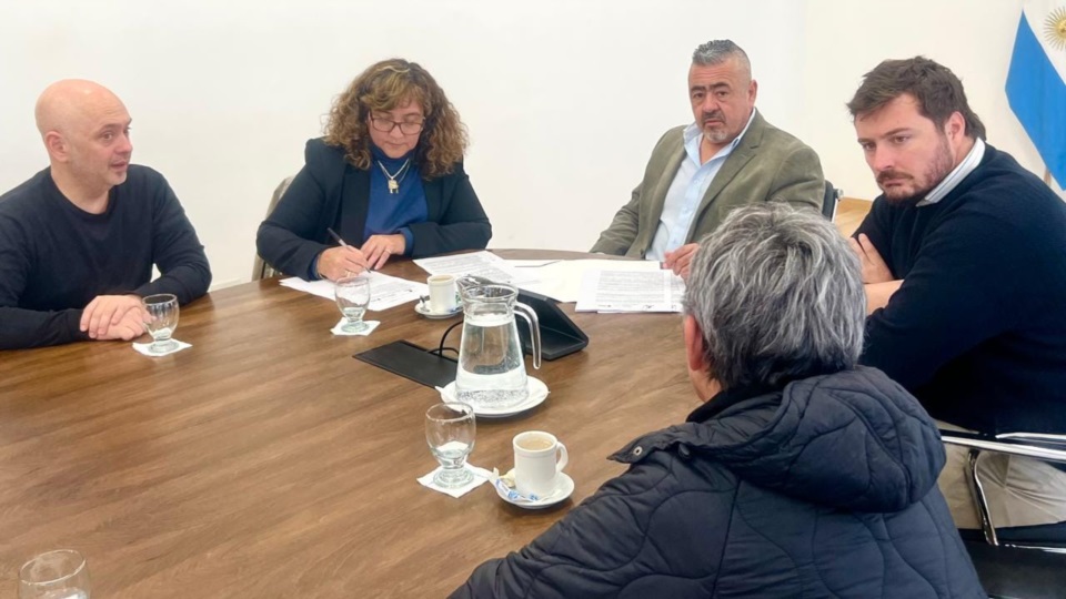 Andrea Luna y Héctor Iturrioz firmaron el convenio.