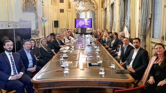 la secretaria general de la Presidencia, Karina Milei con legisladores.