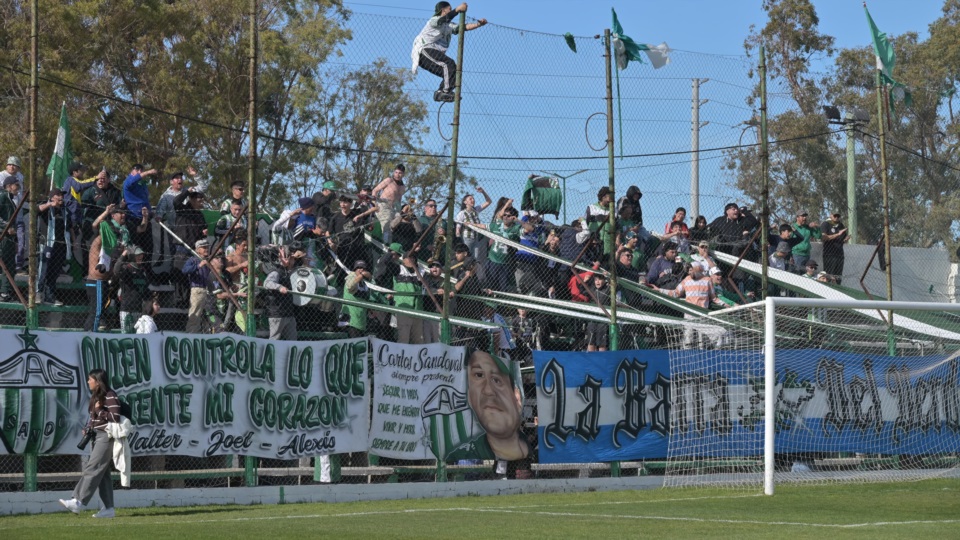 La hinchada de Germinal. Foto: Sergio Esparza.