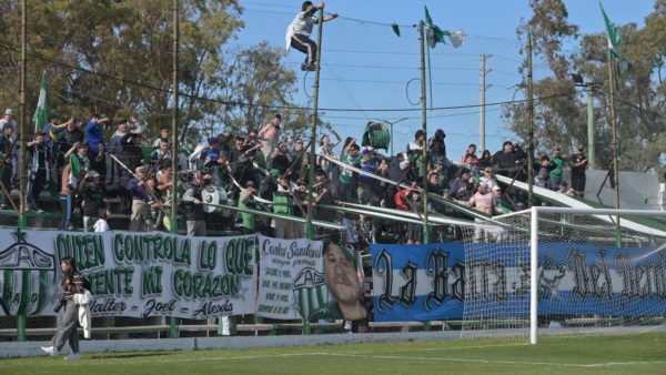 La hinchada de Germinal. Foto: Sergio Esparza.