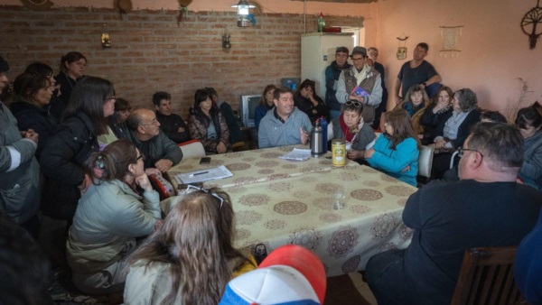 Damián Biss con vecinos de Aldea Casa Blanca.