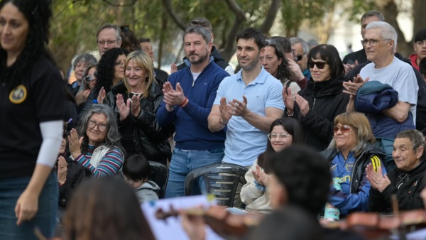 Torres y Merino en la Plaza Independencia.