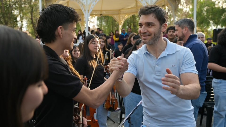 El gobernador saludando a uno de los músicos.