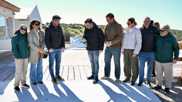 Torres y Merino cortando la cinta.