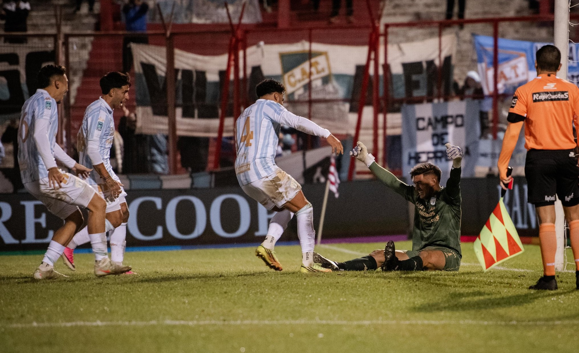 Con su arquero como figura, Atlético bajó al campeón