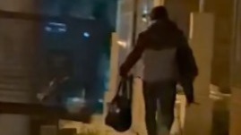 Vecinos registraron a un ladrón saliendo de una vivienda con elementos