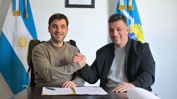 Torres y Balochi tras la firma de los acuerdos.