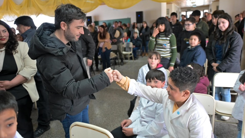 El gobernador saludando a alumnos.