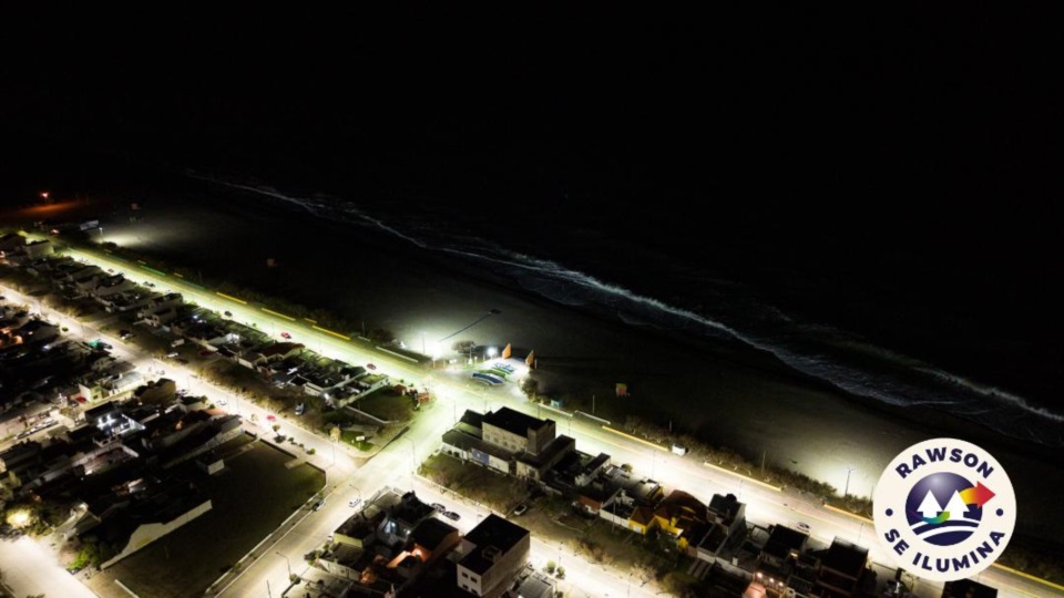 La costa de Playa Unión iluminada.