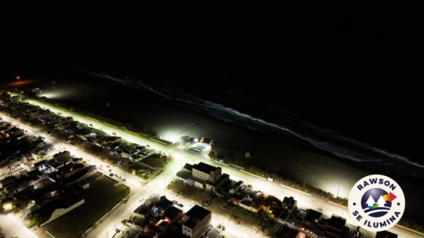 La costa de Playa Unión iluminada.