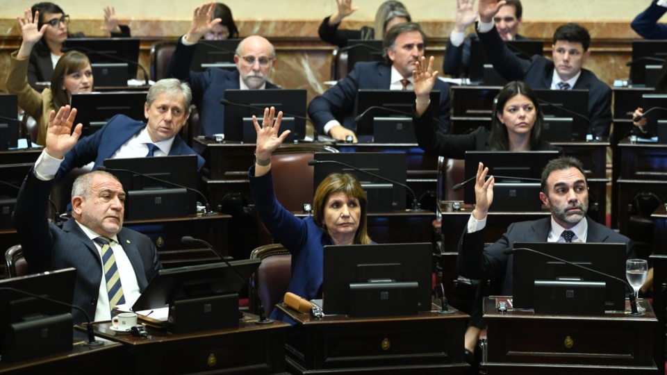 Juez y Bullrich levantando la mano.