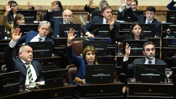 Juez y Bullrich levantando la mano.