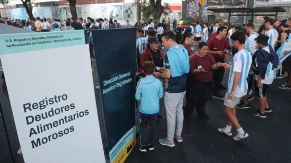 Los deudores alimentarios no pueden entrar a los estadios. Foto: Agencia NA (archivo).