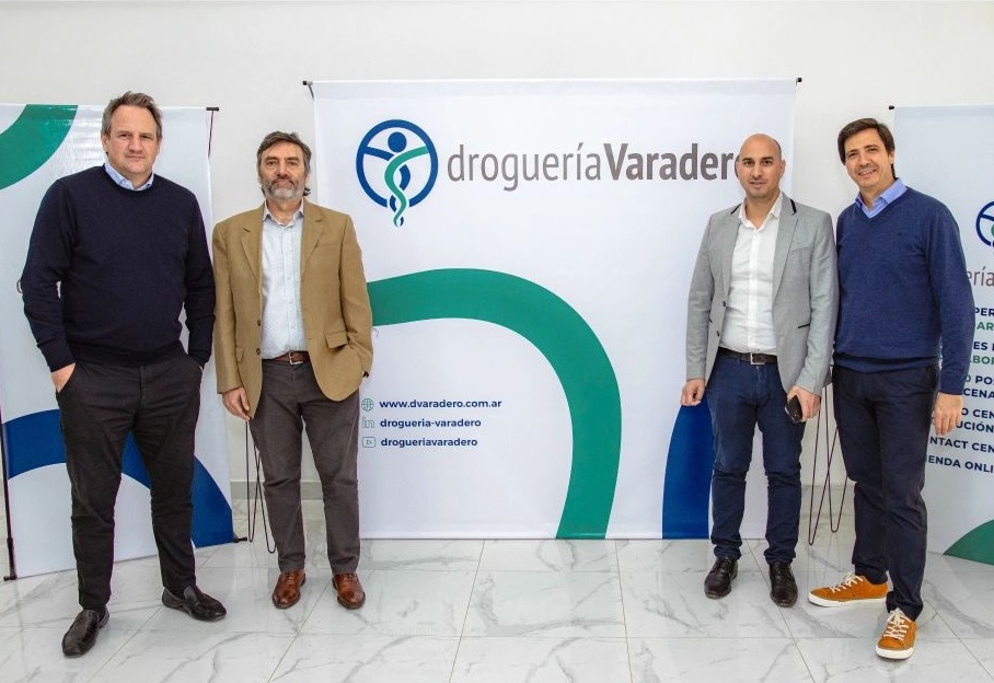 Los líder de Droguería Varadero, inaugurando un nuevo espacio.