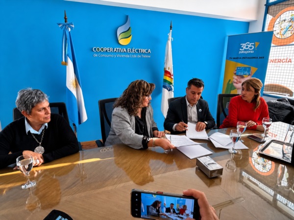 Ball y Luna firmando. Hay contrapunto sobre el convenio.