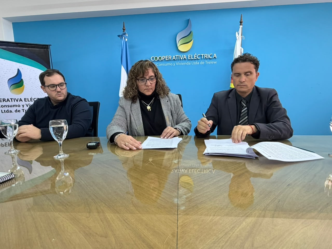 Siguen las firmas. Luna y Schiavone, de Jurídicas de la UNPSJB.
