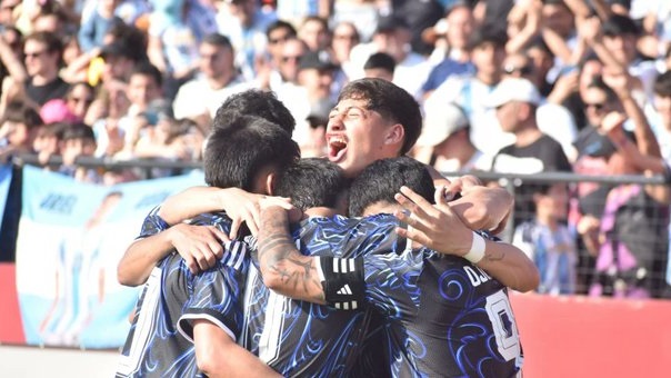 Argentina se impuso 1 a 0 ante Uruguay en los Juegos Suramericanos y consiguió su primer triunfo en el torneo.