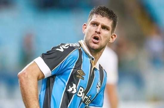 Kannemann, el zaguero argentino de Gremio, también fue contactado por el estafador.