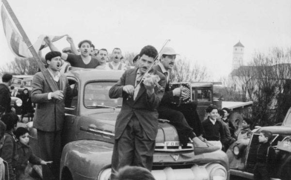Titulo y celebración. Camioneta, hinchas y jugadores y música.