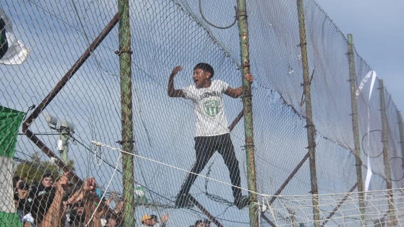 El grito colgado desde el alambrado.