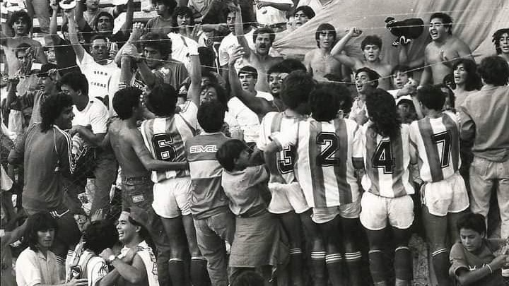 Comunión entre hinchas y jugadores.