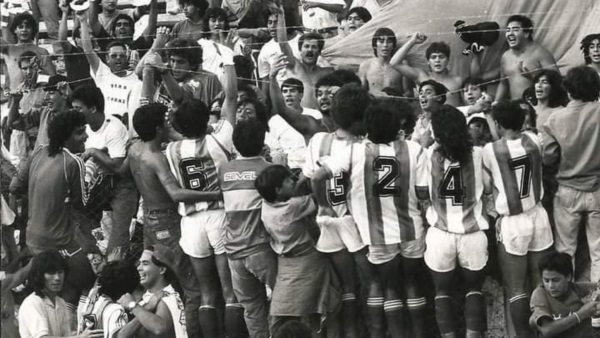 Comunión entre hinchas y jugadores.
