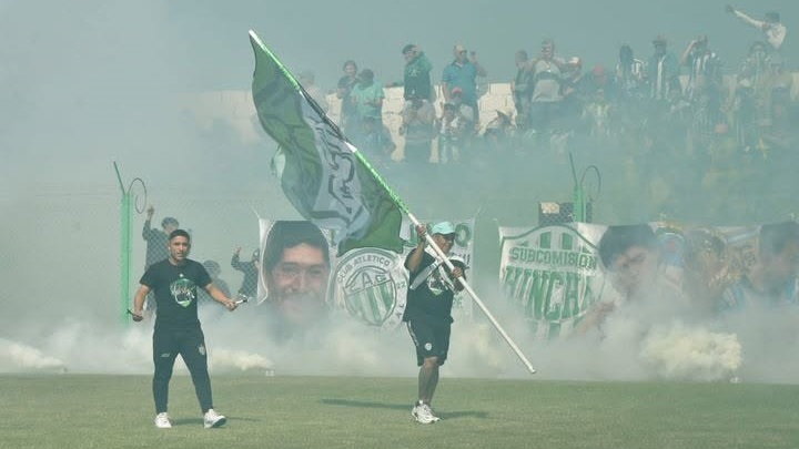 La bandera clavada en plena cancha.