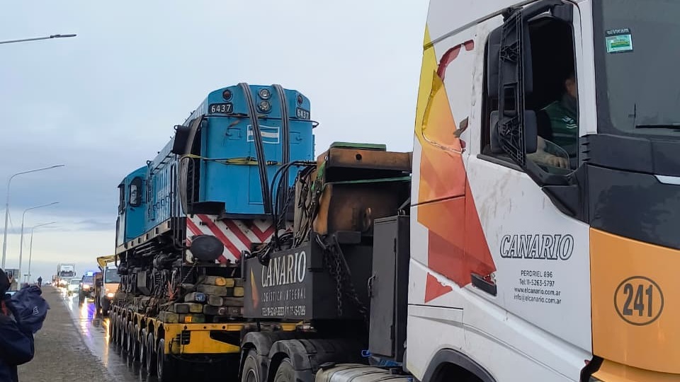 la máquina trasladada por un camión.