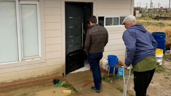 El gobernador con vecinos del barrio Máximo Abásolo.