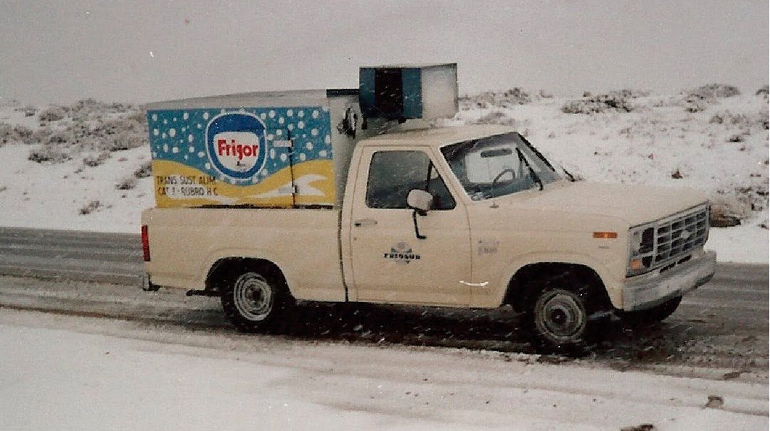 Una imagen de 1994, un vieja F-100 de Friosur llevando productos a la altura de Garayalde.