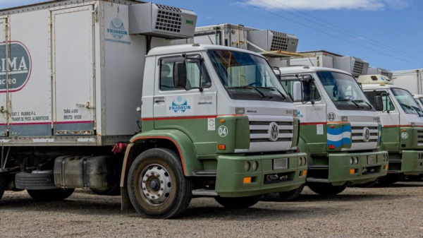 Los camiones de Friosur que distribuyen La Serenísima, una clásico de la Patagonia.