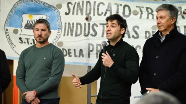 Habla Torres. A su lado Menna y Merino.