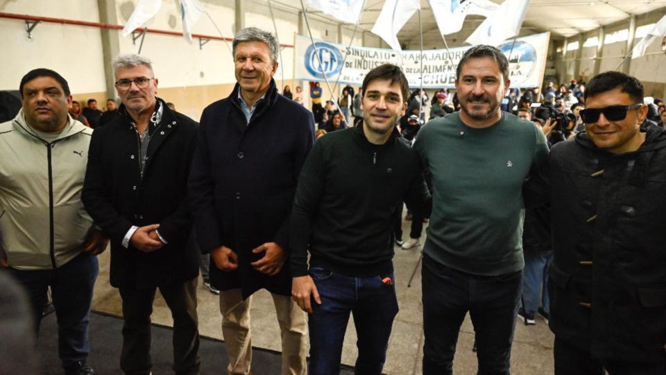 El mandatario, el vice y el intendente junto a los propietarios de la pesquera.