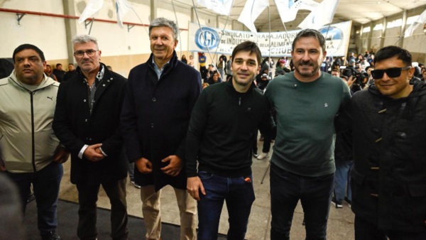 El mandatario, el vice y el intendente junto a los propietarios de la pesquera.