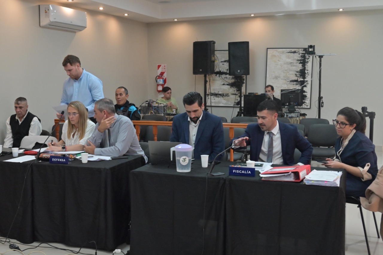 Las partes en una pausa del juicio.