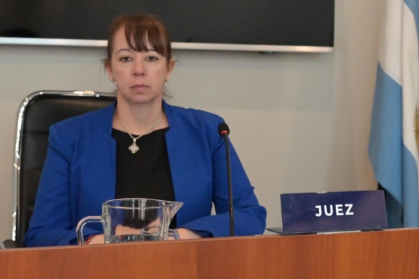 La jueza Marín conduce el debate en Trelew.