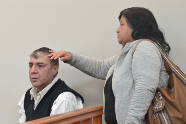 El imputado junto con una allegada.