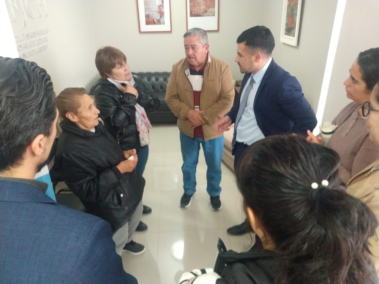 La familia de Pizarro junto con el equipo fiscal, tras el veredicto. 