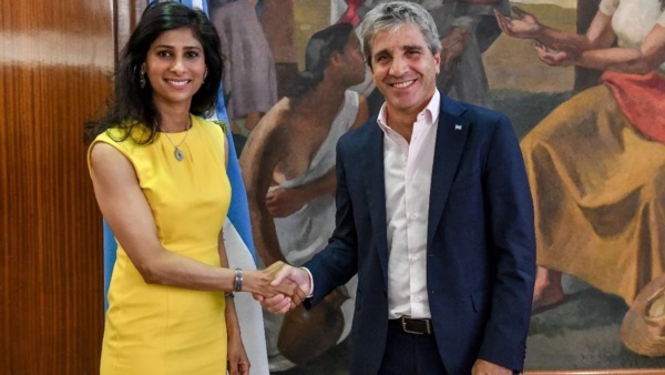Gita Gopinath durante una reunión en Buenos Aires. La ex número dos del FMI discrepa con las decisiones del gobierno.